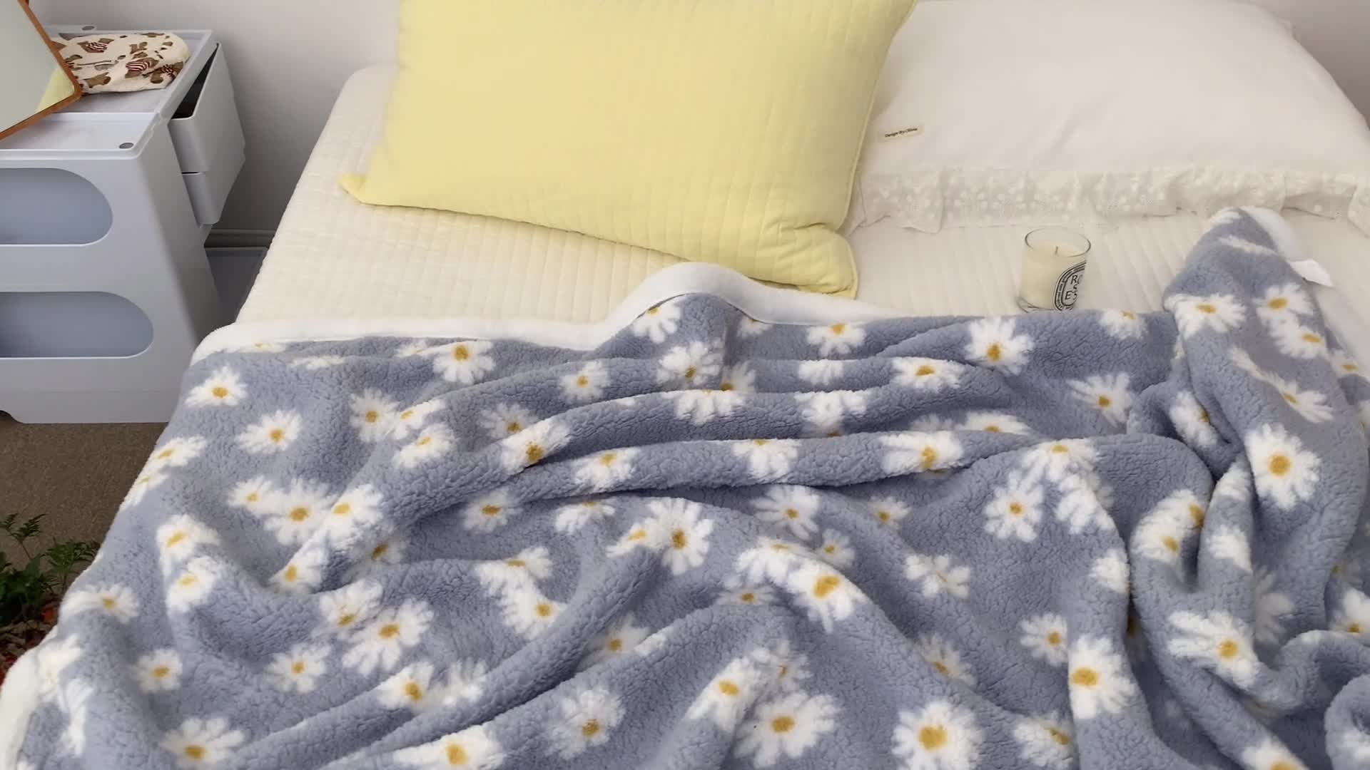 91家纺网 家纺一手货源 找家纺 昔可家纺 2021新款羊羔泰迪绒印花毛毯-第二组图浅蓝小雏菊