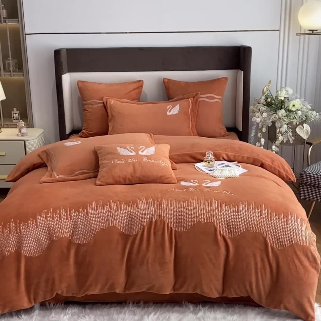 91家纺网 家纺一手货源 找家纺 安妮 2021新款高克重牛奶绒刺绣四件套-施华洛 南瓜橘