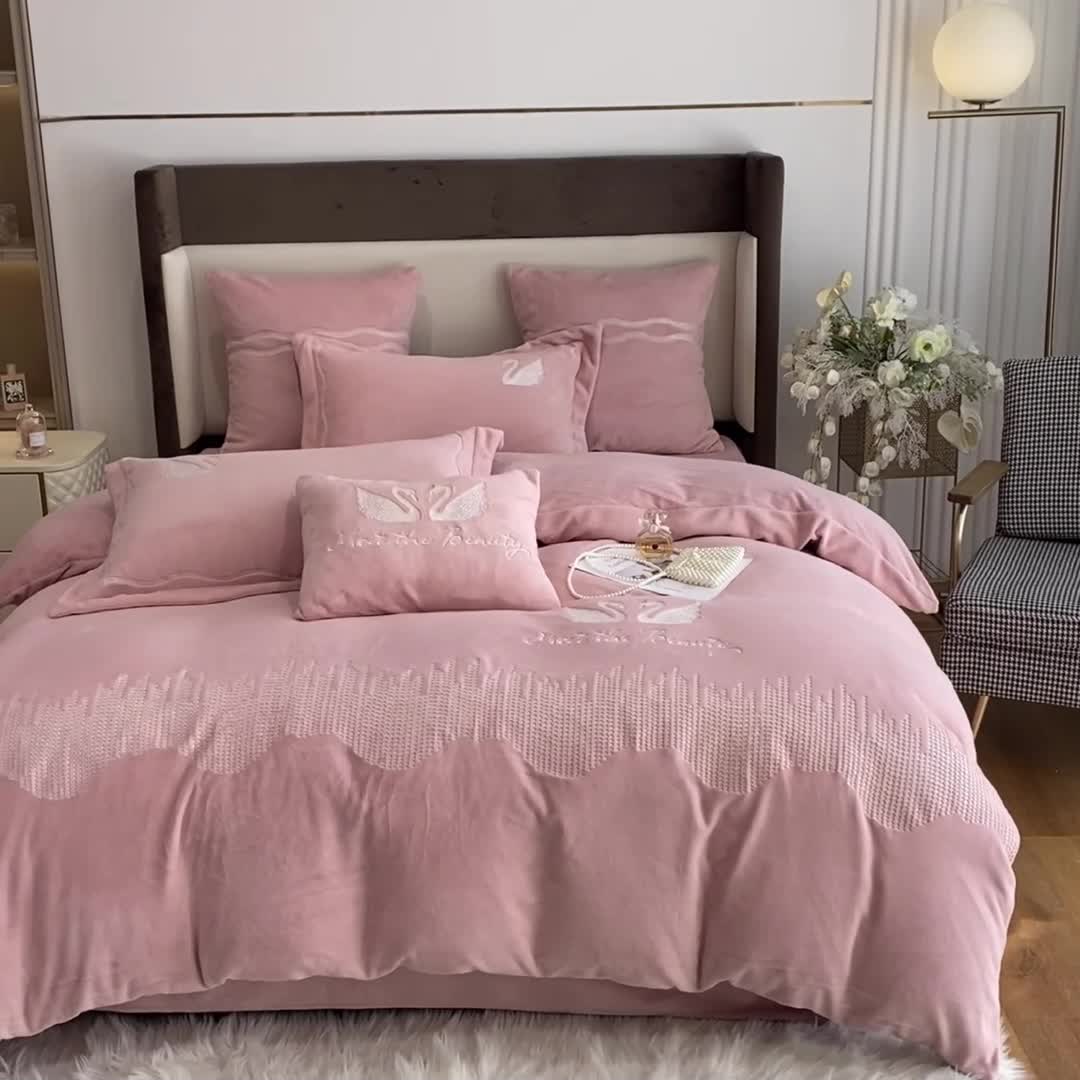 91家纺网 家纺一手货源 找家纺 安妮 2021新款高克重牛奶绒刺绣四件套-施华洛 温柔粉