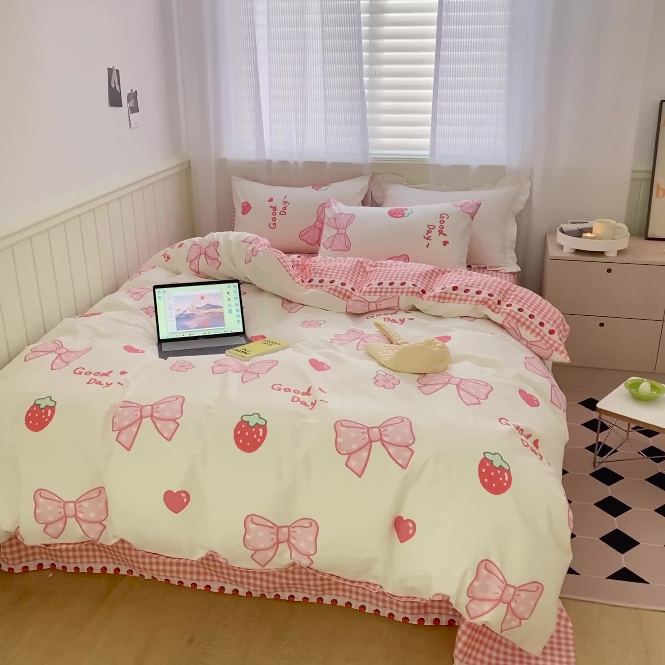 91家纺网 家纺一手货源 找家纺 雅居纺家纺 2022新款13070全棉印花四件套 草莓蝴蝶结