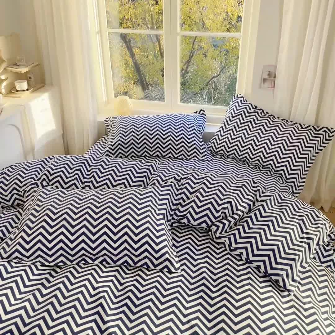 91家纺网 家纺一手货源 找家纺 2022新40s精梳棉13372全棉纯棉磨毛四件套 藏青波浪