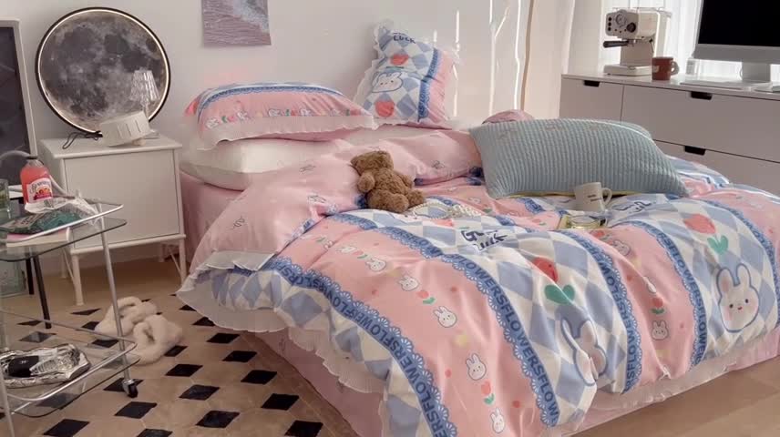 91家纺网 家纺一手货源 找家纺 昔可家纺 2022新款13372全棉百褶花边四件套 竖条兔兔