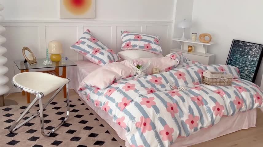 91家纺网 家纺一手货源 找家纺 昔可家纺 2022新款13372全棉普通款花花系列四件套 竖条粉花花