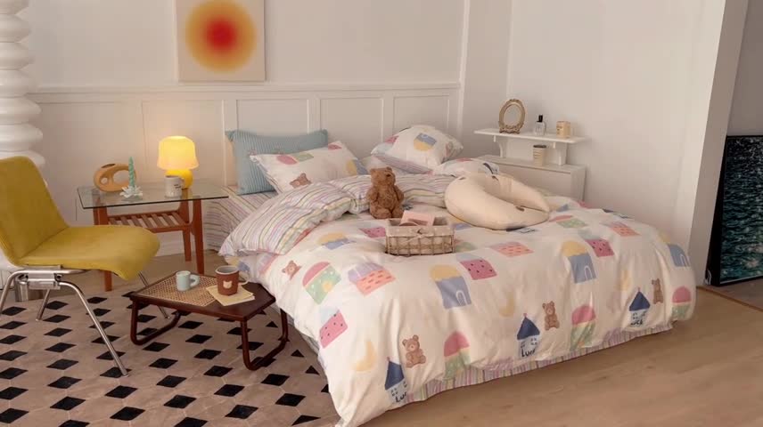 91家纺网 家纺一手货源 找家纺 昔可家纺 2022新款13372全棉普通款卡通四件套 油画房子熊