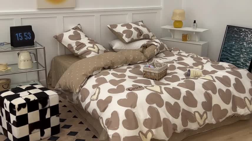 91家纺网 家纺一手货源 找家纺 昔可家纺 2022新款13372全棉普通款爱心系列四件套 撞色爱心咖