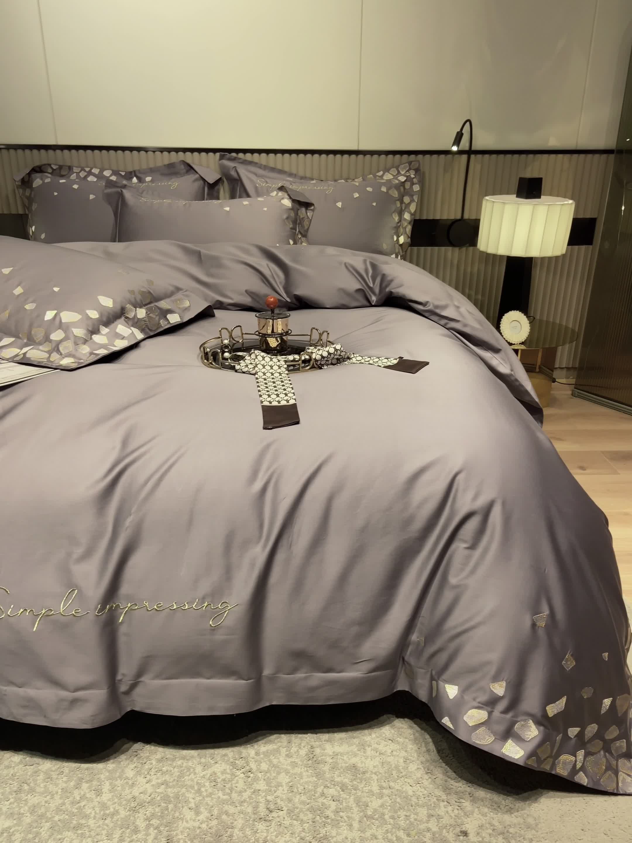 91家纺网 家纺一手货源 找家纺 爱缦 新款100支长绒棉贡缎刺绣宽边四件套-耀影系列 银灰