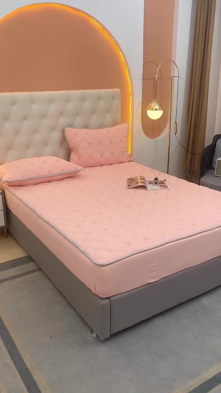 91家纺网 家纺一手货源 找家纺 久典 2022新款A类全棉色织水洗棉刺绣抗菌防螨夹棉床笠 浅粉