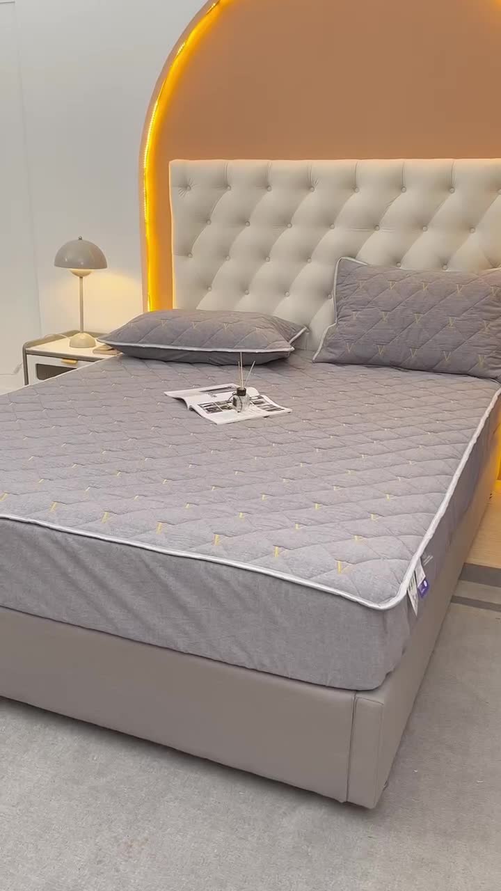 91家纺网 家纺一手货源 找家纺 久典 2022新款A类全棉色织水洗棉刺绣抗菌防螨夹棉床笠 浅灰