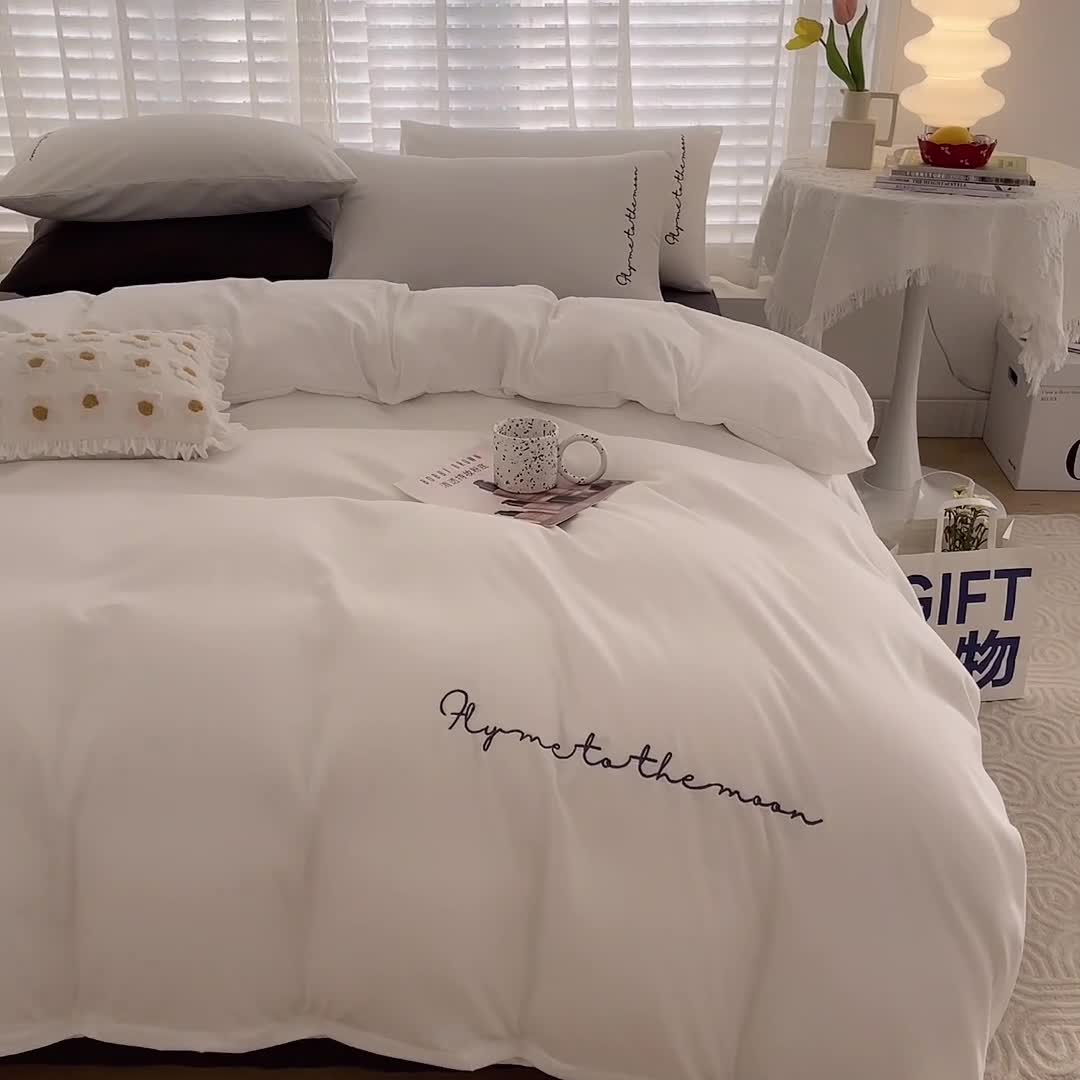 91家纺网 家纺一手货源 找家纺 曼谷家纺纯色简约刺绣四件套柔软磨毛床上用 字母白灰