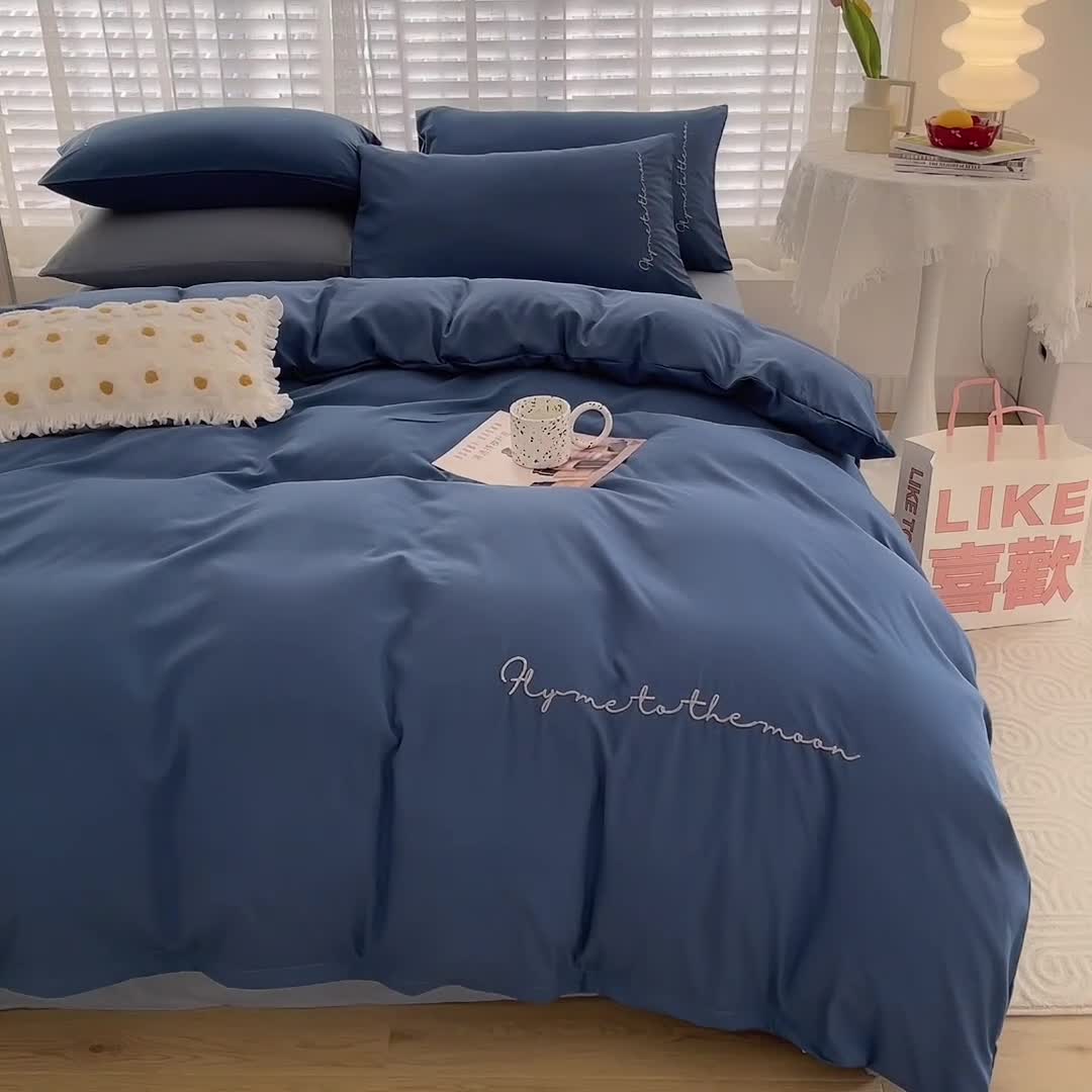 91家纺网 家纺一手货源 找家纺 曼谷家纺纯色简约刺绣四件套柔软磨毛床上用字母宝蓝海盐