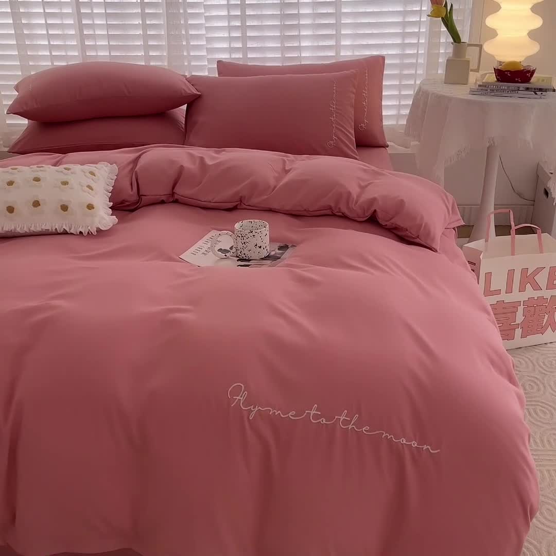 91家纺网 家纺一手货源 找家纺 曼谷家纺纯色简约刺绣四件套柔软磨毛床上用字母浅豆沙