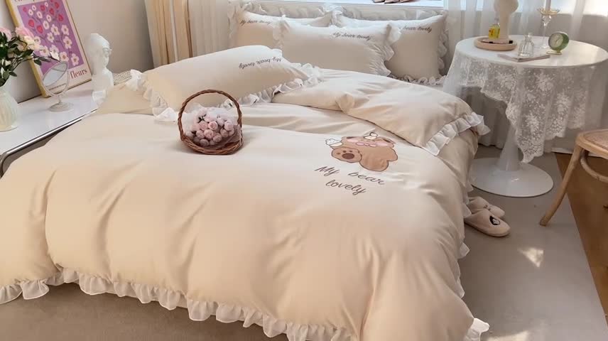 91家纺网 家纺一手货源 找家纺 沐慕 22新款水洗真丝刺绣花边四件套 可爱小熊-玉白