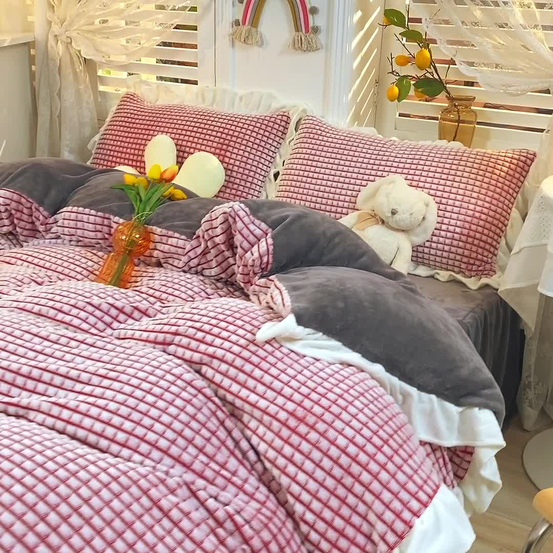 91家纺网 家纺一手货源 找家纺 慕澄 2022牛奶绒剪花绒荷叶边四件套暖光效果图 桃桃红