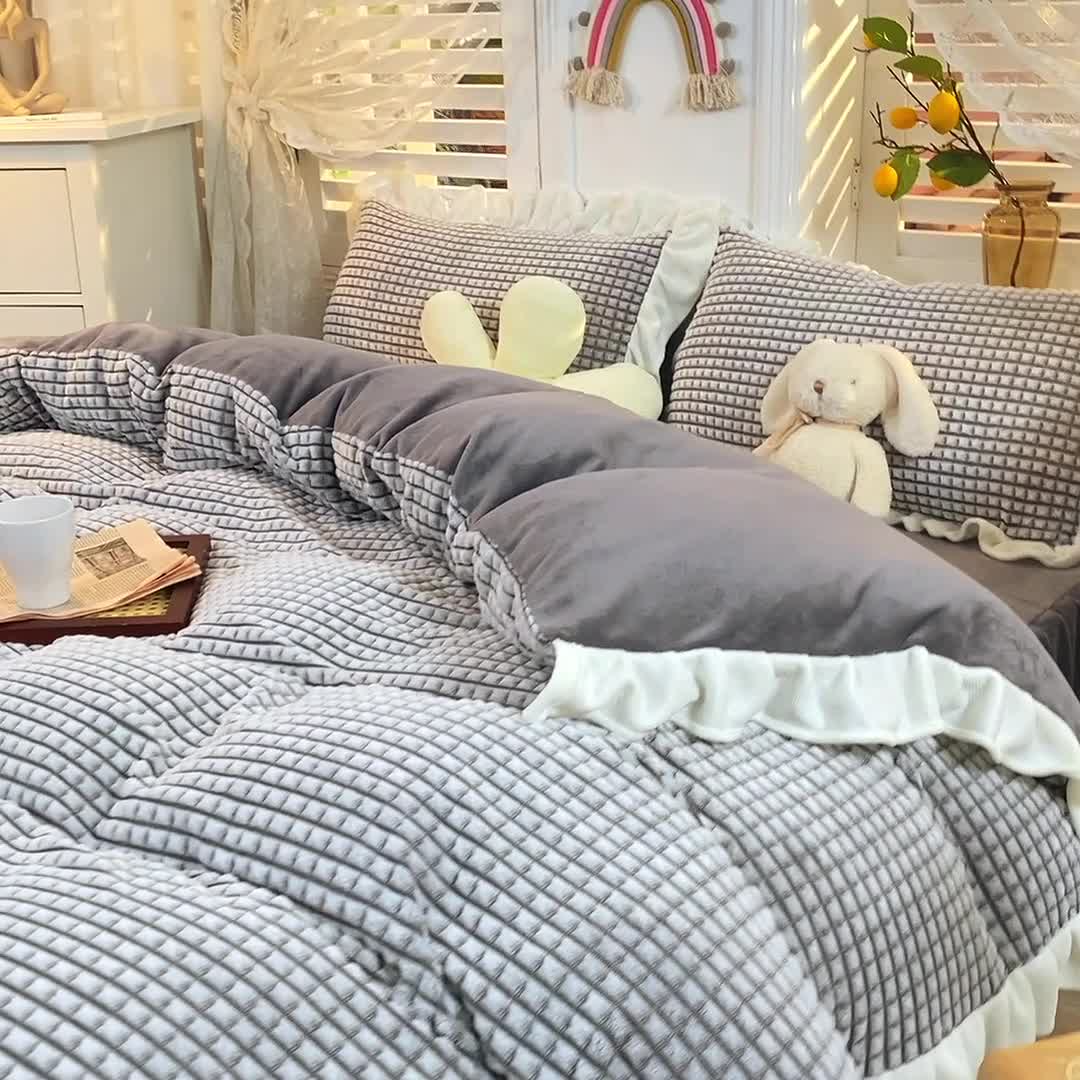 91家纺网 家纺一手货源 找家纺 慕澄 2022牛奶绒剪花绒荷叶边四件套暖光效果图 浪漫灰