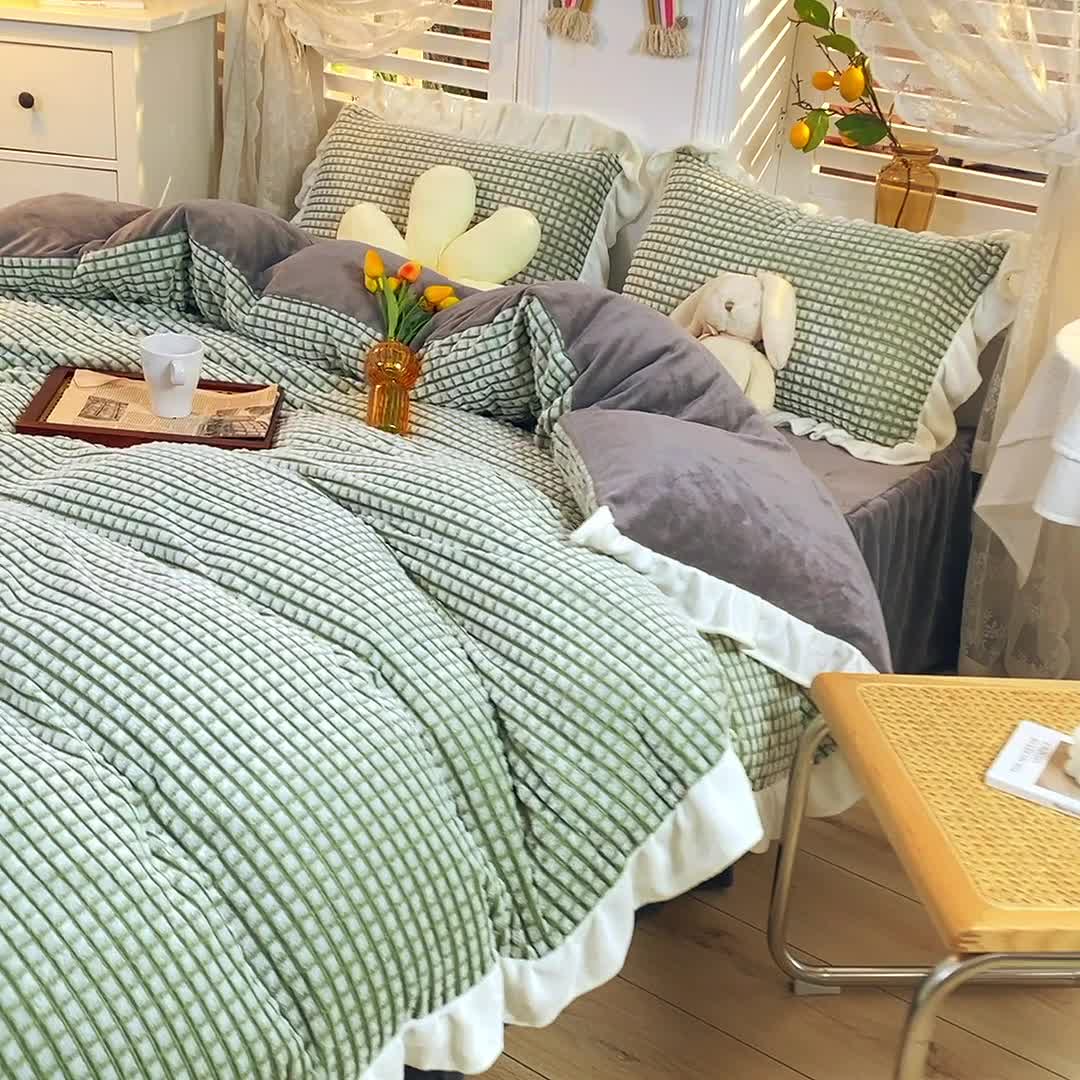 91家纺网 家纺一手货源 找家纺 慕澄 2022牛奶绒剪花绒荷叶边四件套暖光效果图 奶茶绿