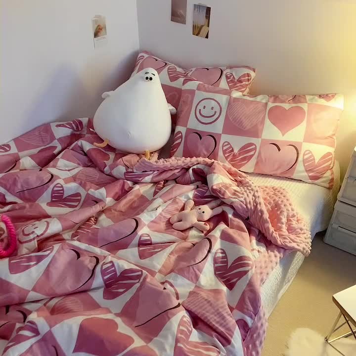 91家纺网 家纺一手货源 找家纺 星期八 2022新款豆豆夏被包边款 爱心
