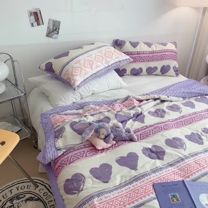 91家纺网 家纺一手货源 找家纺 星期八 2022新款豆豆夏被包边款 爱心紫