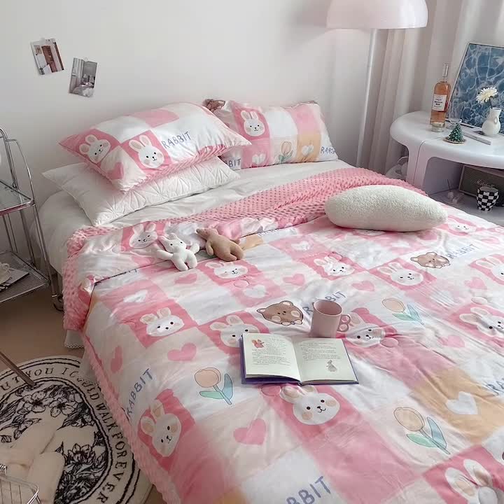 91家纺网 家纺一手货源 找家纺 星期八 2022新款豆豆夏被包边款 格子兔