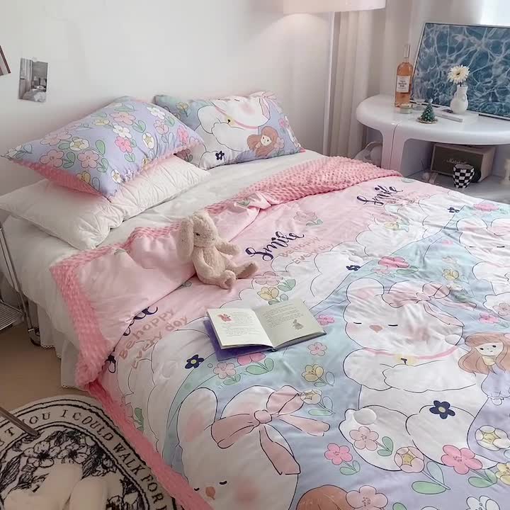 91家纺网 家纺一手货源 找家纺 星期八 2022新款豆豆夏被包边款 奶油兔