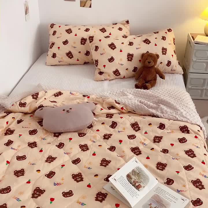 91家纺网 家纺一手货源 找家纺 星期八 2022新款豆豆夏被包边款 玫瑰熊