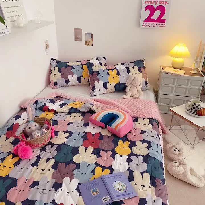 91家纺网 家纺一手货源 找家纺 星期八 2022新款豆豆夏被包边款 帮帮兔