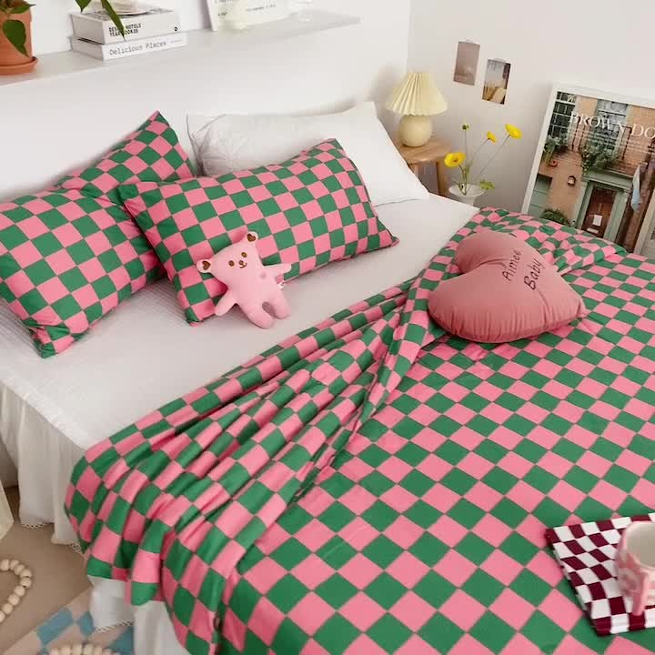 91家纺网 家纺一手货源 找家纺 星期八 2022新款棋盘格针织棉夏被 玫红绿格