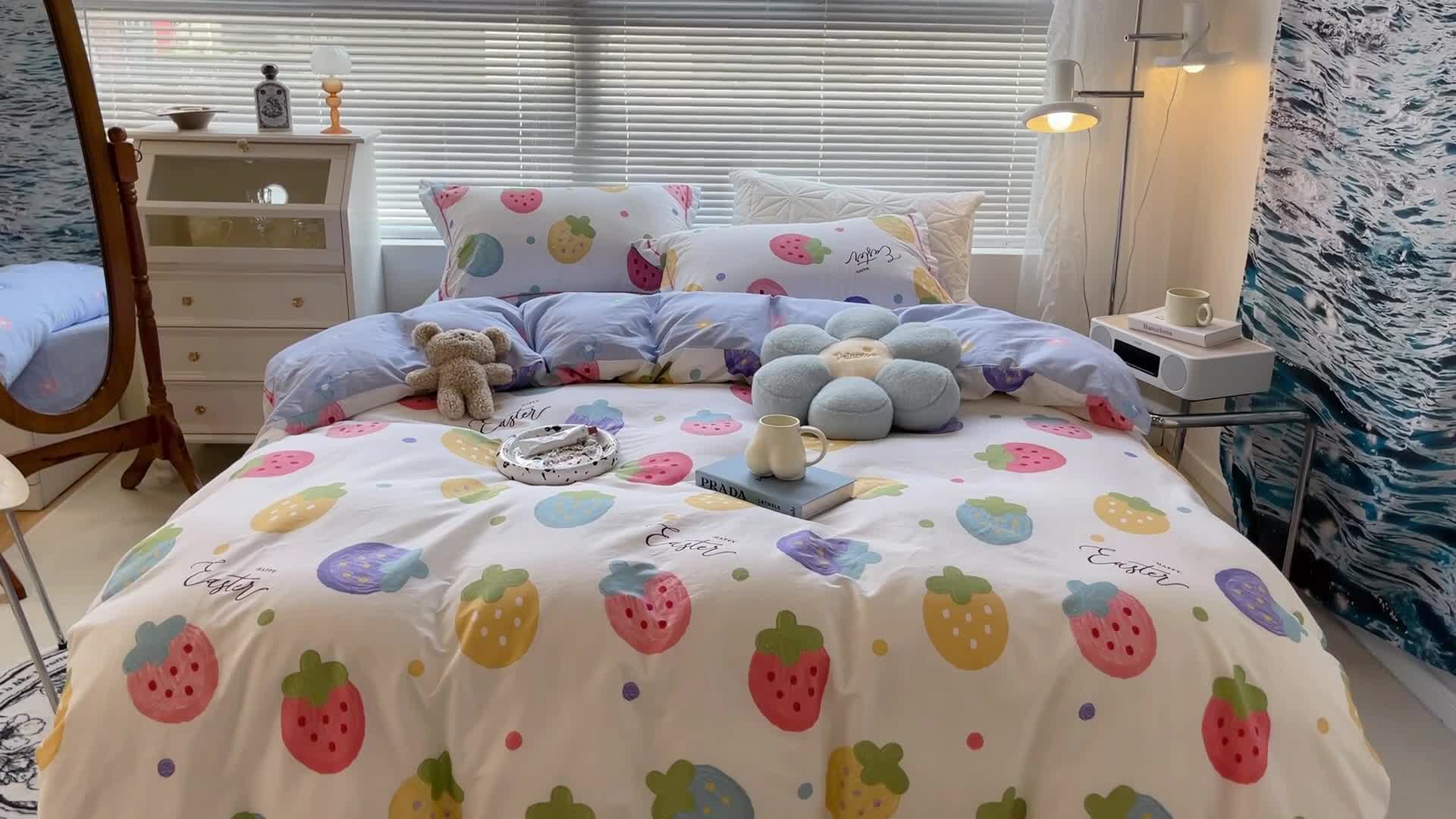 91家纺网 家纺一手货源 找家纺 昔可家纺 2022新款13070工艺款全棉四件套 小波点草莓