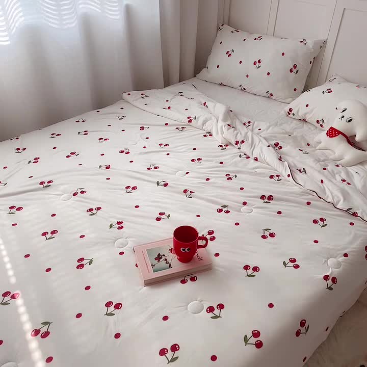 91家纺网 家纺一手货源 找家纺 星期八 2022新款卡通针织棉夏被 小樱桃