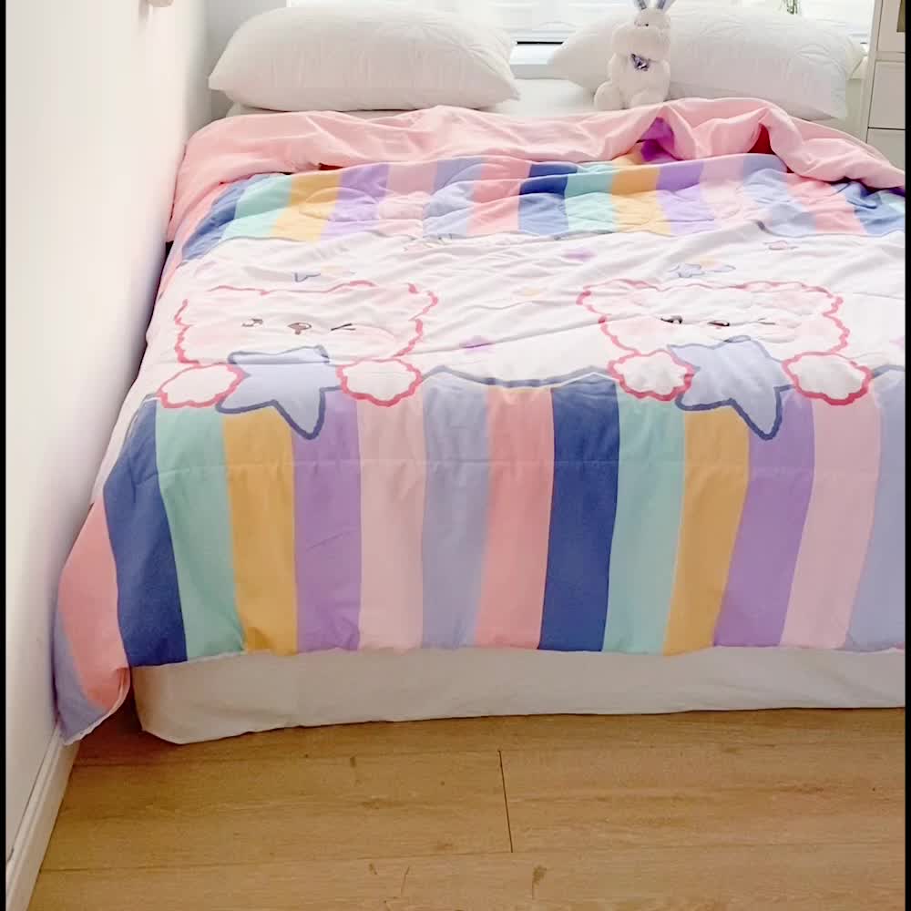 91家纺网 家纺一手货源 找家纺 寐居 2022新款亲肤小花边水洗棉单夏被 彩虹熊