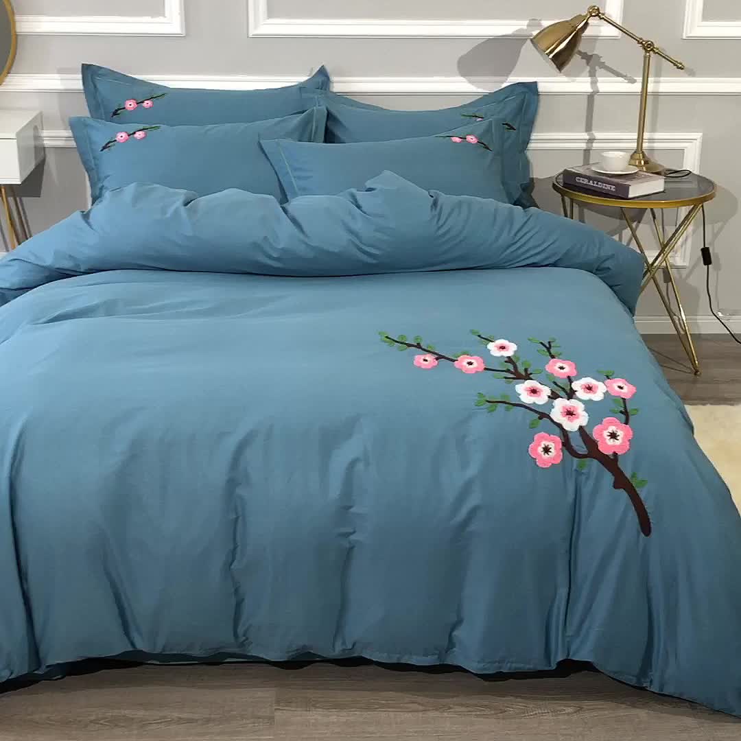 91家纺网 家纺一手货源 找家纺 2022晶缦全棉13372纯色毛巾绣绣花四件套 桃花朵朵湖蓝