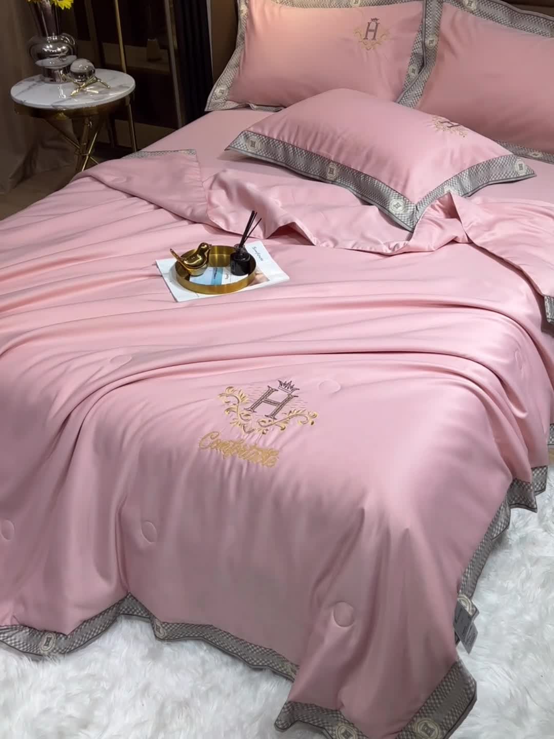 91家纺网 家纺一手货源 找家纺 露梦2025轻奢千鸟格水洗真丝数码印花宽边刺绣夏被四件套 格调-珊瑚粉