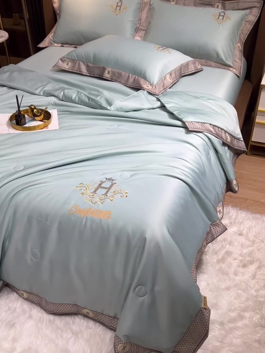 91家纺网 家纺一手货源 找家纺 露梦 2025轻奢千鸟格水洗真丝数码印花宽边刺绣夏被四件套 格调-水绿