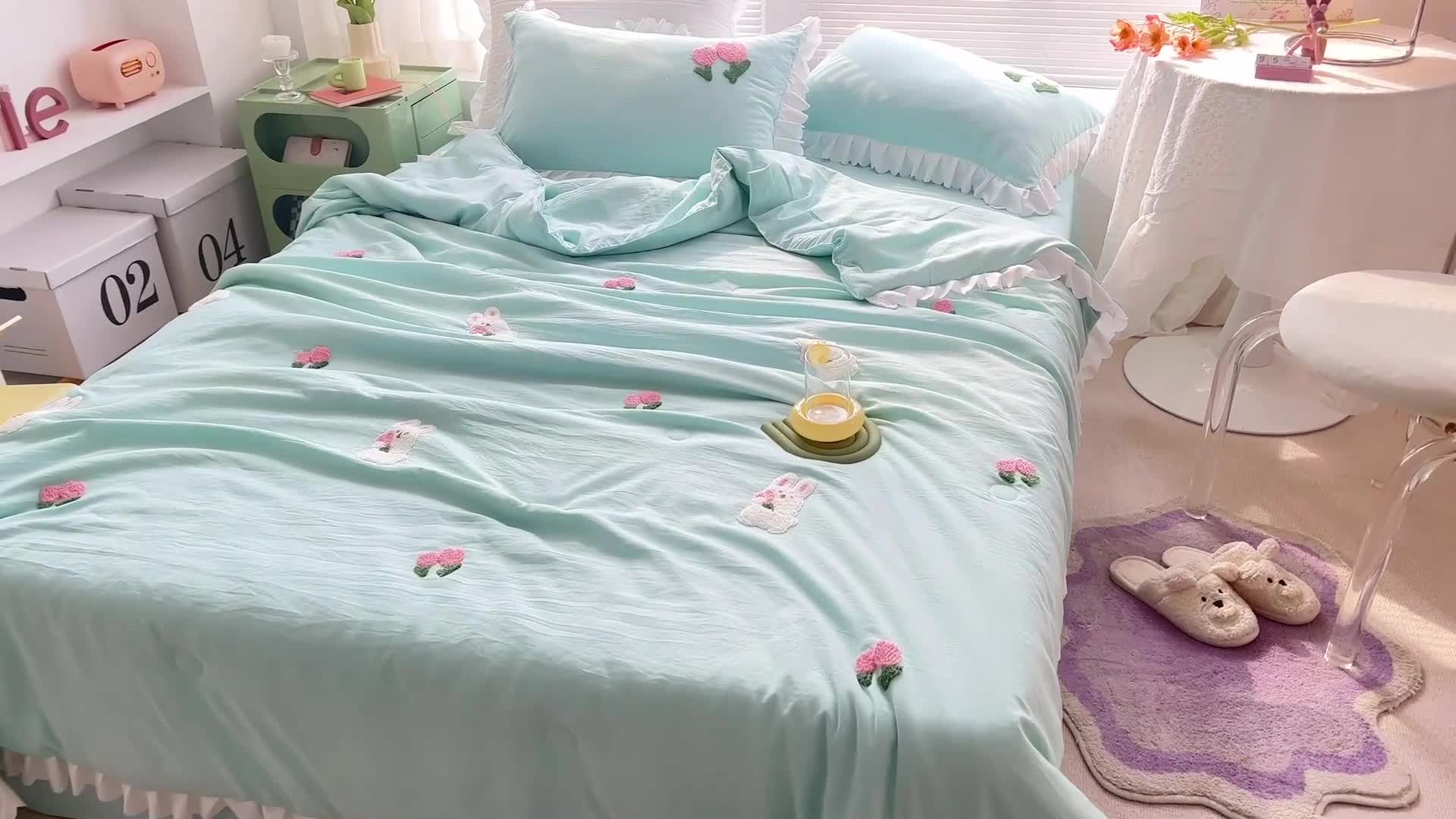 91家纺网 家纺一手货源 找家纺 沐慕 2022新款毛巾绣洛卡棉夏被四件套 花花白兔-蓝色