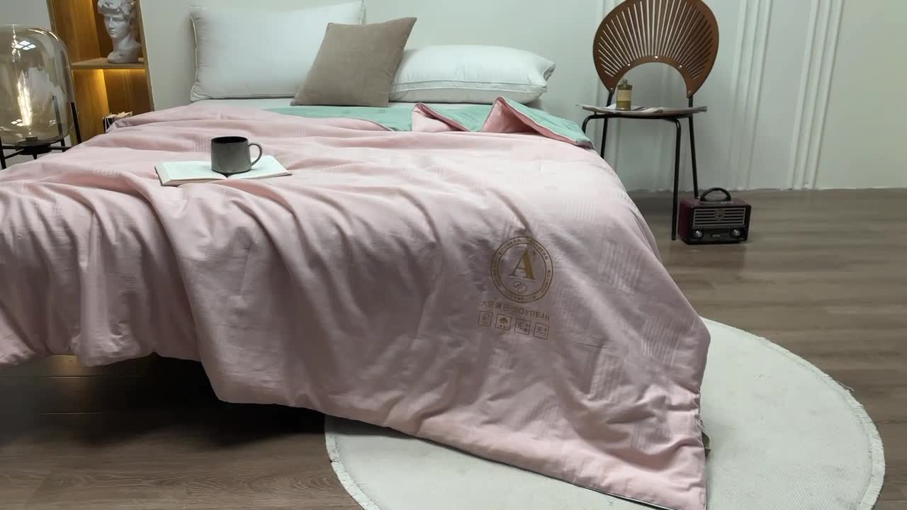 91家纺网 家纺一手货源 找家纺 芯恋家居2025新款母婴级无印染大提花大豆春秋夏被 粉绿