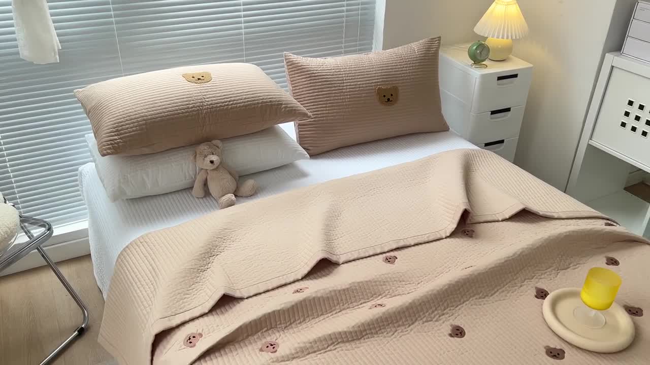 91家纺网 家纺一手货源 找家纺 漫调 2022新款直边款全棉刺绣夏被床盖小熊卡其