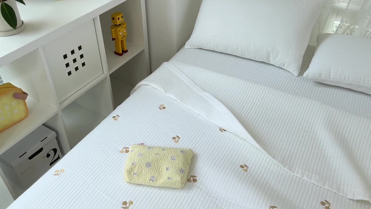 91家纺网 家纺一手货源 找家纺 漫调 2022新款直边款全棉刺绣夏被床盖樱桃白