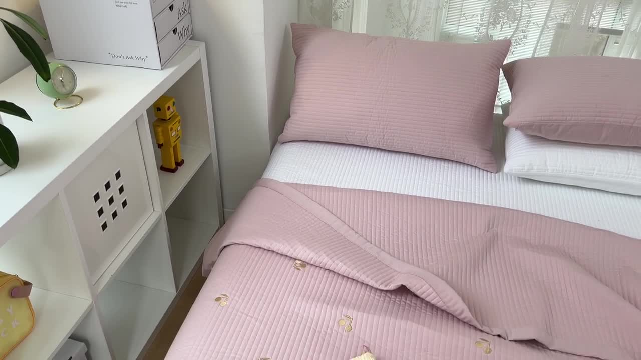 91家纺网 家纺一手货源 找家纺 漫调 2022新款直边款全棉刺绣夏被床盖樱桃豆沙