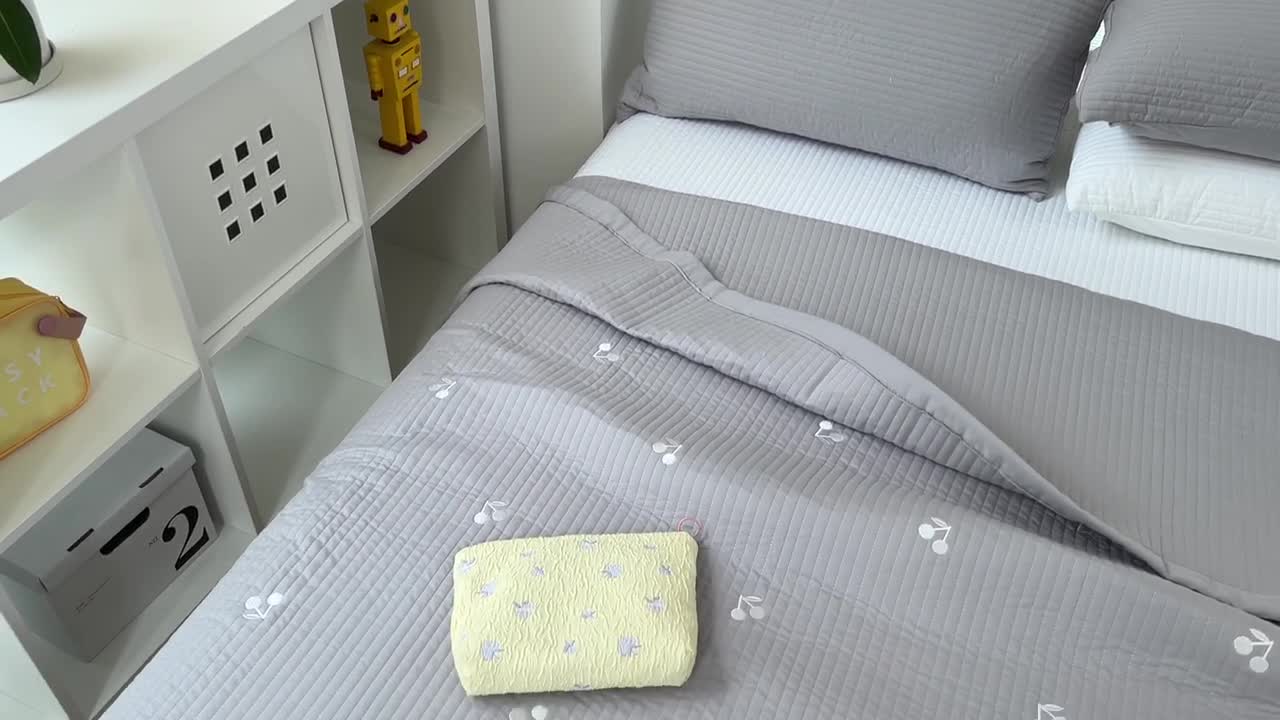 91家纺网 家纺一手货源 找家纺 漫调 2022新款直边款全棉刺绣夏被床盖樱桃灰