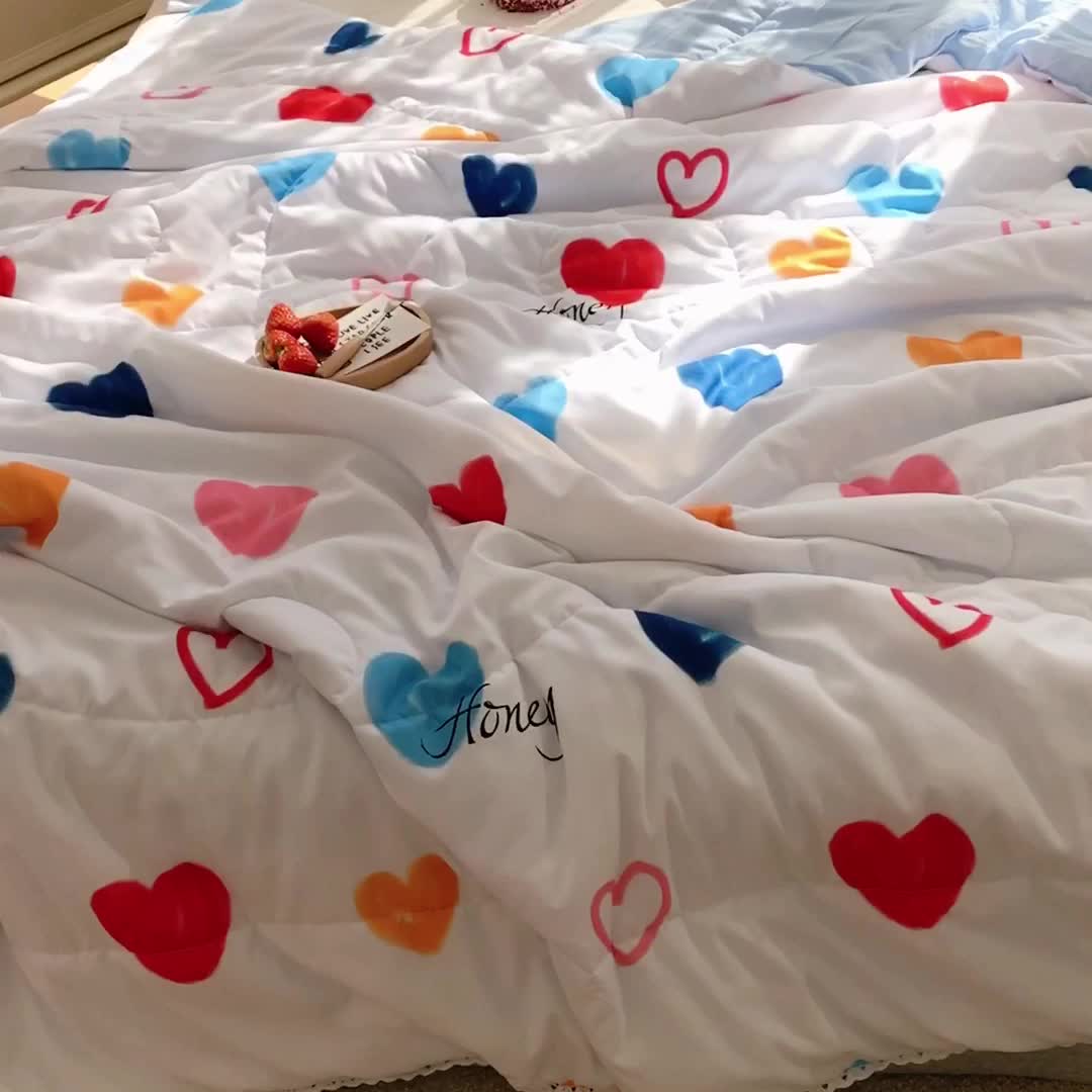 91家纺网 家纺一手货源 找家纺 慕尚 2025新款实拍水洗小花边夏被 彩虹爱心