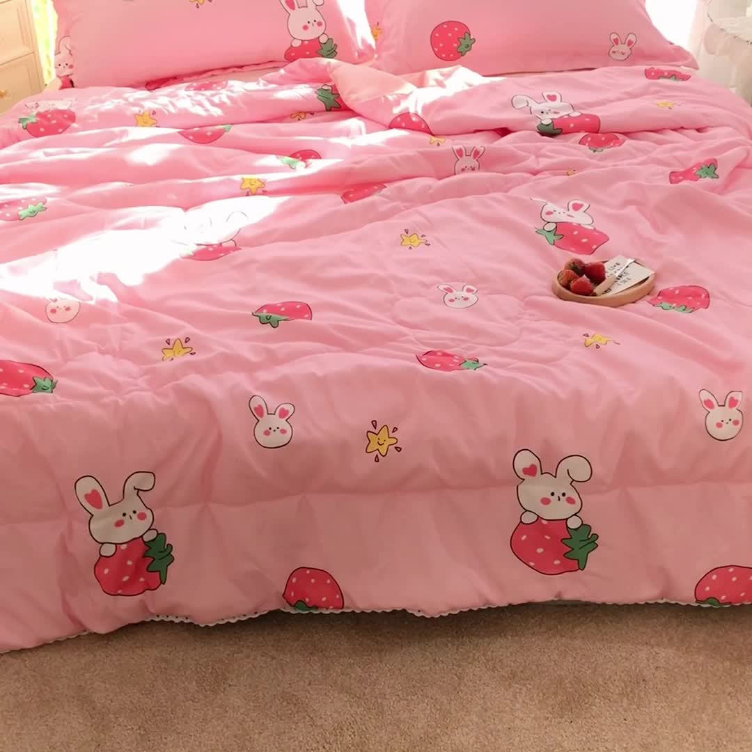 91家纺网 家纺一手货源 找家纺 慕尚 2025新款实拍水洗小花边夏被 草莓兔兔