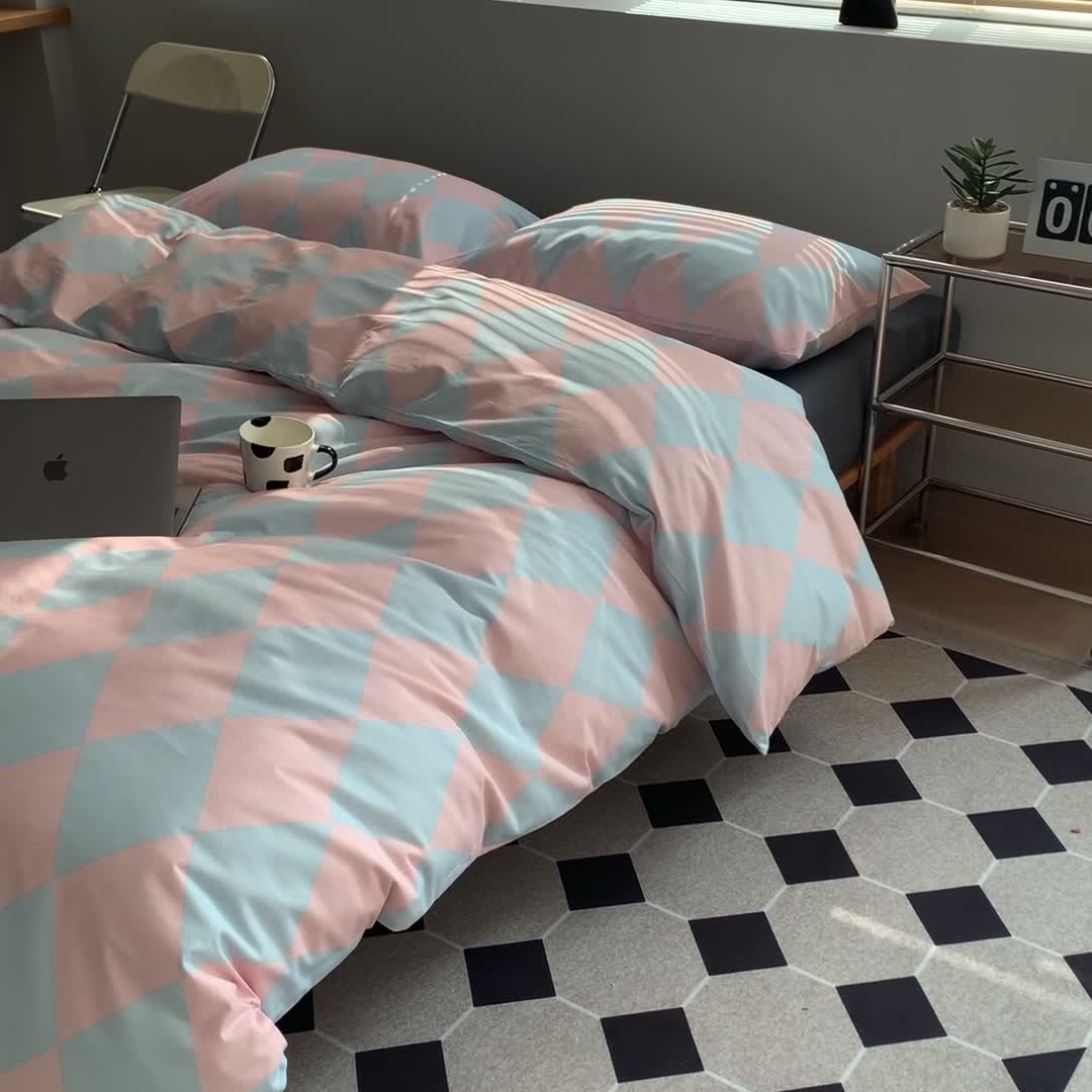 91家纺网 家纺一手货源 找家纺 怡家居 2022新款全棉棋盘格混搭四件套 菱格蓝粉