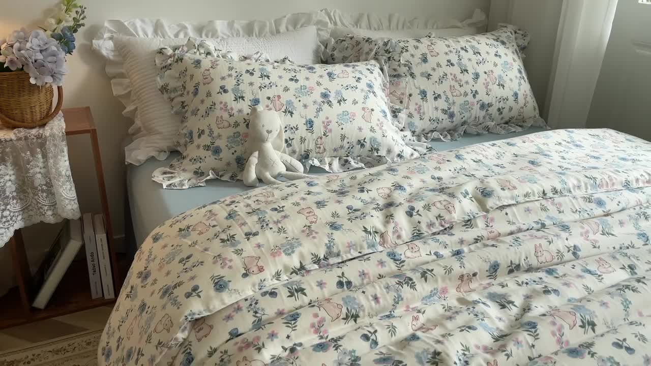 91家纺网 家纺一手货源 找家纺 淑女公社 2022春夏新款 双层纱四件套花边款 爱丽丝兔 蓝