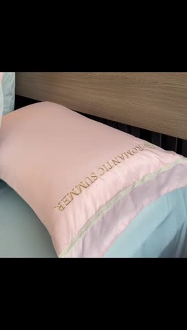 91家纺网 家纺一手货源 找家纺 潮邦 2025新款水洗真丝刺绣花织带宽边夏被四件套-星钥 浅黄棕