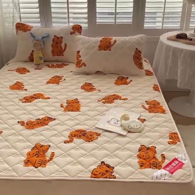 91家纺网 家纺一手货源 找家纺 鑫钰 2023新款全棉抗菌印花薄床垫 金桔虎