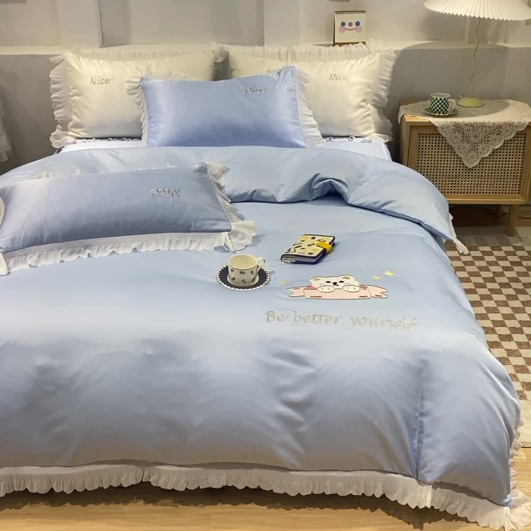 91家纺网 家纺一手货源 找家纺 艾米家居 2025新款水洗真丝雪纺花边贴布绣四件套-达菲小熊 天蓝