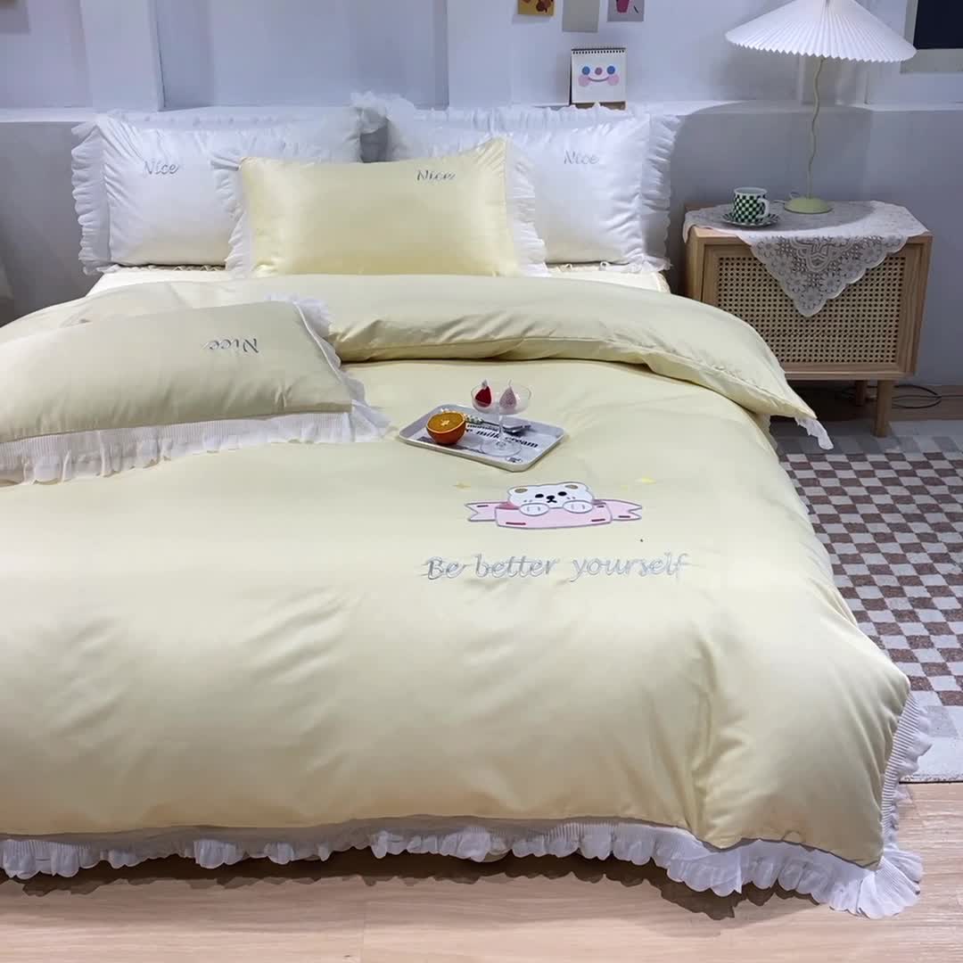 91家纺网 家纺一手货源 找家纺 艾米家居 2025新款水洗真丝雪纺花边贴布绣四件套-达菲小熊 鹅黄