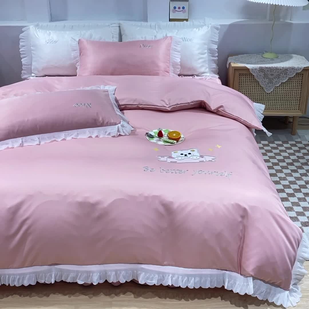 91家纺网 家纺一手货源 找家纺 艾米家居 2025新款水洗真丝雪纺花边贴布绣四件套-达菲小熊 豆沙