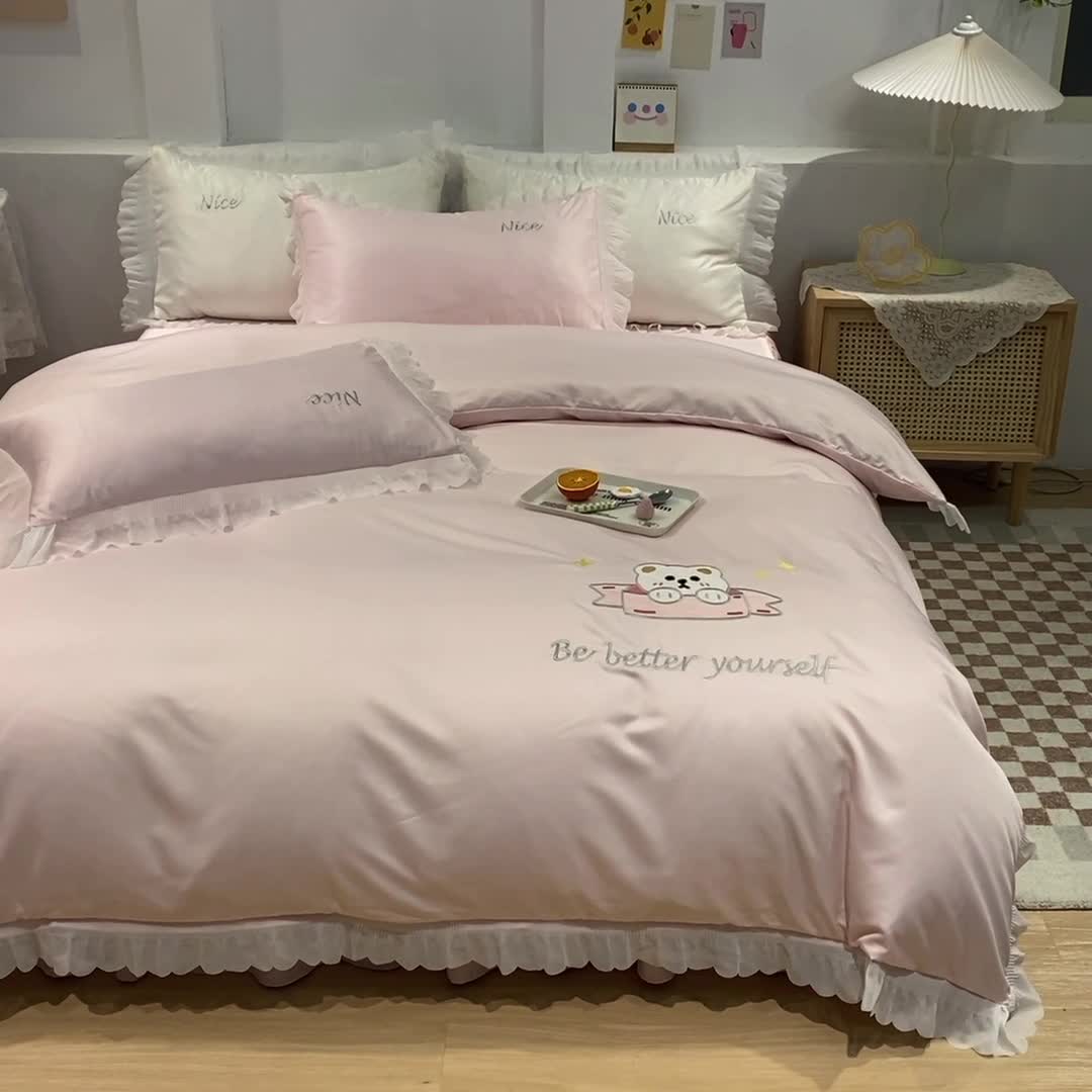 91家纺网 家纺一手货源 找家纺 艾米家居 2025新款水洗真丝雪纺花边贴布绣四件套-达菲小熊 淡粉