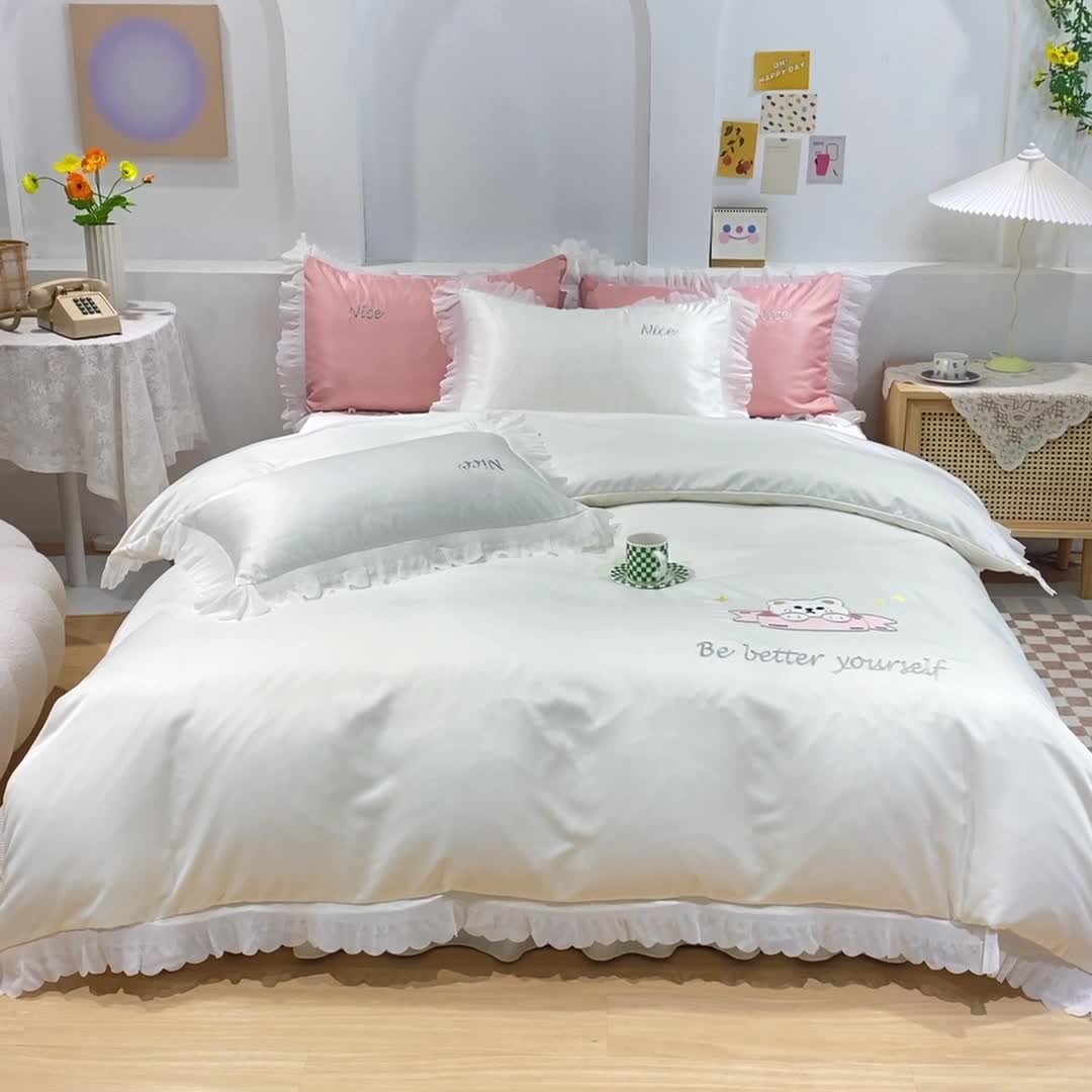 91家纺网 家纺一手货源 找家纺 艾米家居 2025新款水洗真丝雪纺花边贴布绣四件套-达菲小熊 白色