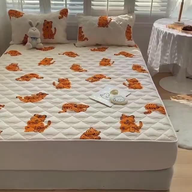 91家纺网 家纺一手货源 找家纺 鑫钰 2023新款全棉抗菌小老虎印花床笠 金桔虎